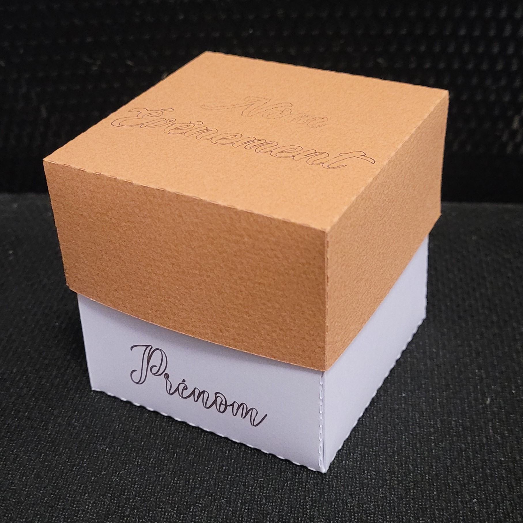 Boite personnalisée avec le prénom des invités, fait main